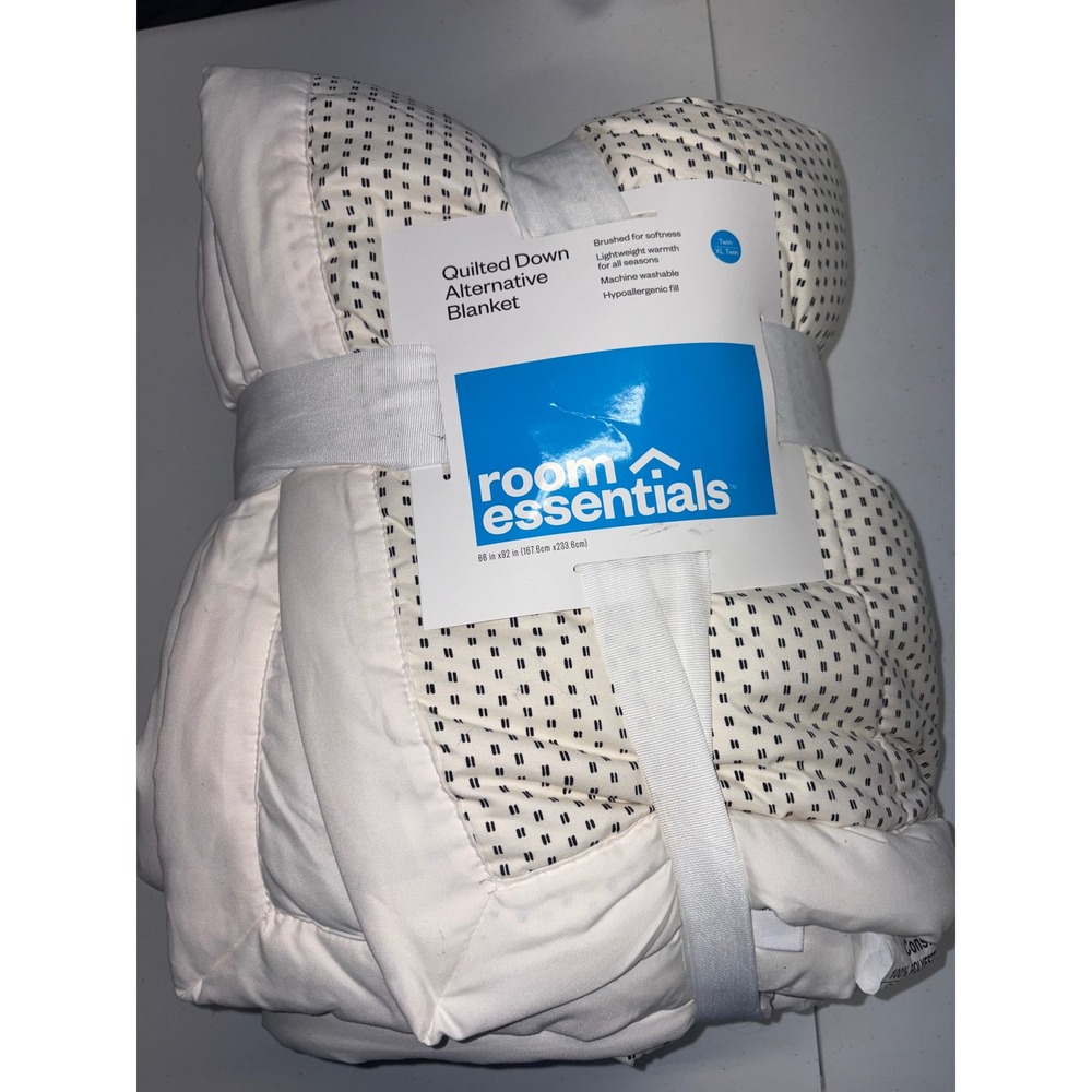 Room Essentials Quilted Down Alternative Blanket Twin XL Off-White Black Dash